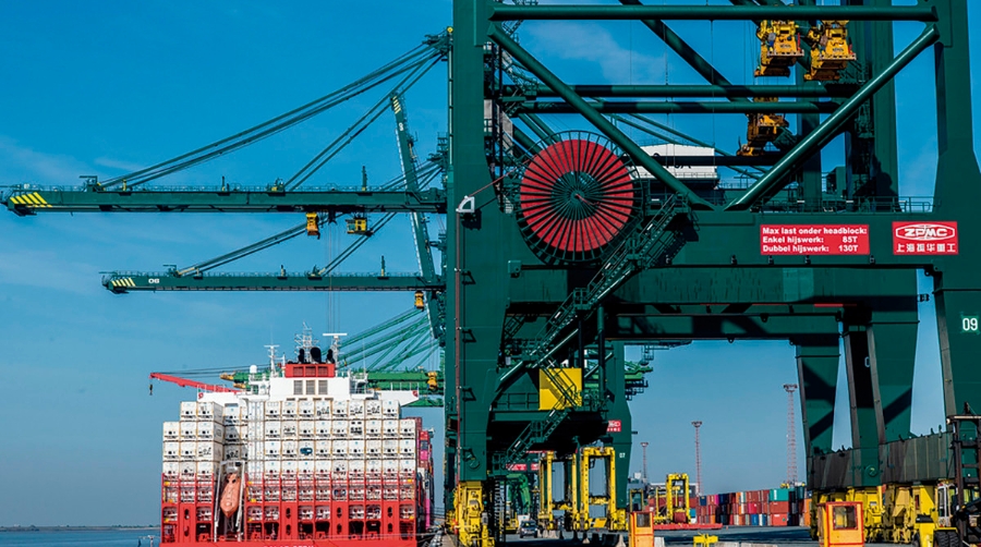 Rotterdam y Amberes surfean la ola del TEU
