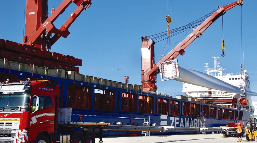 El Puerto de Motril suma un nuevo r&eacute;cord con la exportaci&oacute;n de 66 palas para aerogeneradores en un solo barco