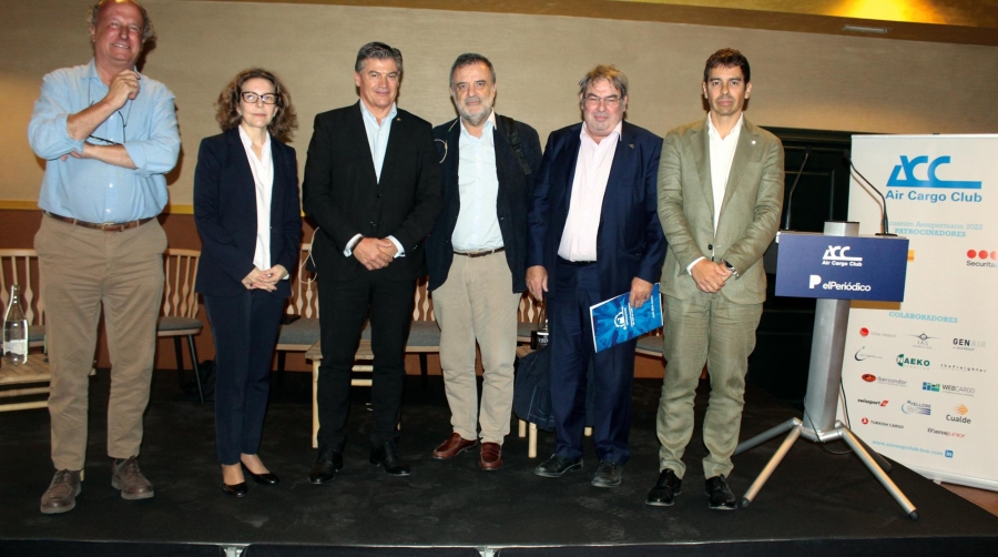 Jordi Sargatal, naturalista y ornitólogo; Alicia Casat, directora del Gabinete de Estudios de Infraestructuras de la Cámara de Comercio de Barcelona; Antoni Cañete, presidente de PIMEC; Agustí Sala, redactor jefe de la sección de Economía de El Periódico; Jordi Morera, presidente de El Prat Empresarial, y Ricardo Bagen, presidente del Air Cargo Club. Foto J.C.S.