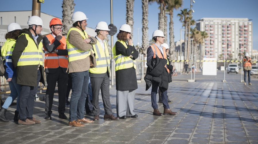 El presidente de Port de Barcelona, José Alberto Carbonell, junto al alcalde de la ciudad, Jaume Collboni, y otros representantes institucionales en el acto de presentación del acuerdo de colaboración para proteger las playas de la ciudad.