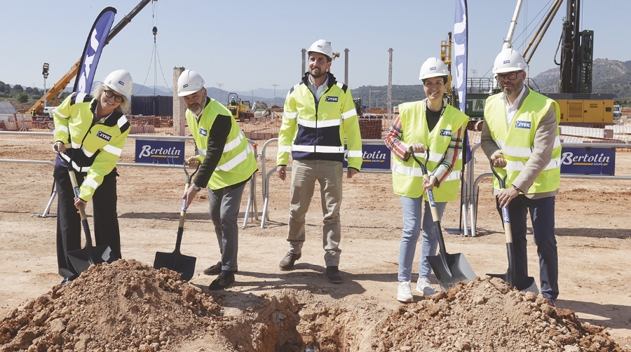 Un momento de la colocación de la primera piedra.