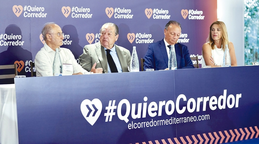El acto ha contado con la participación en un diálogo de Paco García Calvo (asesor ferroviario del movimiento #QuieroCorredor), Vicente Boluda (presidente de AVE), Salvador Navarro (presidente de la CEV) y Esperanza Navarro (directora de personas y cultura de Gioseppo).