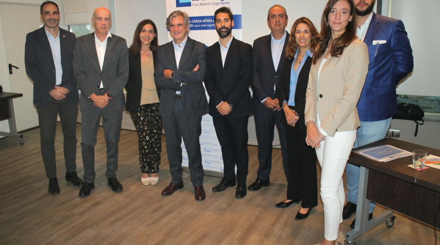 De izquierda a derecha, integrantes de la nueva Junta de MADCargo: Álvaro Vilda, Javier Arán, Reyes Rodríguez, Jesús Cuéllar, Rubén Mascaraque, Gabino Diego, Regina Domínguez, Elena Arribas y Juan Carlos Libreros. Faltan en la imagen, Alfredo Noguerales, Pedro Tierno, Jesús Escolar, Cristina Martín y Nacho Ruiz. Foto M.J.