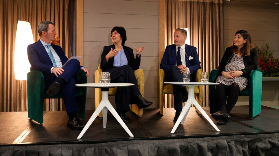 Iván Jiménez (segundo por la derecha) ha intervenido en la mesa redonda “Innovación y colaboración en el ámbito energético”.