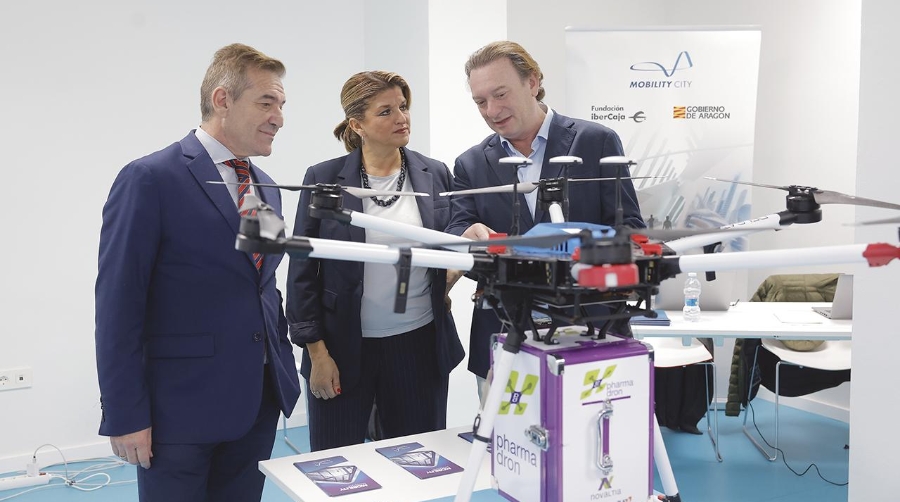 Ángel Gil, gerente de ALIA, Mayte Santos, de Fundación Ibercaja, y Luis Mallada, Director General de Planificación, Centros y Formación Profesional del Gobierno de Aragón.