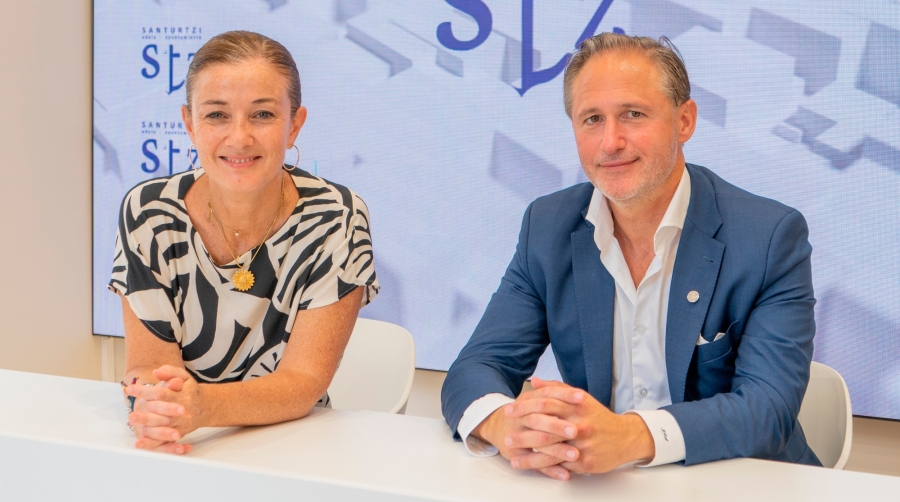 La alcaldesa de Santurtzi, Itziar Carrocera, e Iván Jiménez, presidente de la Autoridad Portuaria de Bilbao.