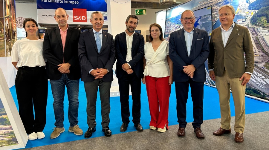 Lastra fue recibida por el presidente de la Autoridad Portuaria de Avilés, Santiago Rodríguez Vega y por el concejal de Desarrollo Urbano y Económico del Ayuntamiento de Avilés, Manuel Campa Menéndez. Además, participaron en la visita el diputado de la Junta General del Principado de Asturias Luis Fernández Huerga; el director de FIDMA, Álvaro Alonso-Ordás, y el vicepresidente de la Cámara de Comercio de Gijón, Pedro Lopez Ferrer.