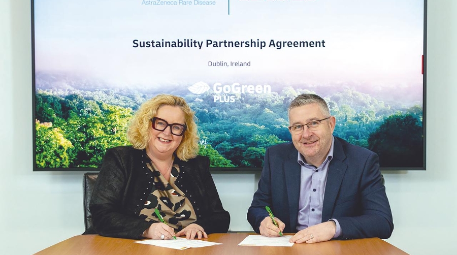 Sylvia Kiely, vicepresidenta de Cadena de Suministro Global y Estrategia de Producto en Alexion, AstraZeneca Rare Disease y Brian Murray, director comercial y de Servicios Same Day de DHL Express Irlanda.