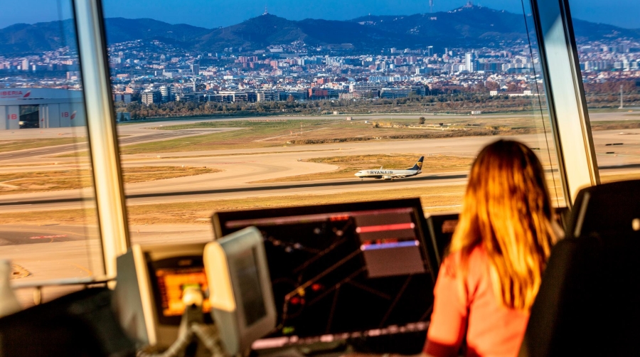 Controladora aérea de ENAIRE en la Torre de Barcelona.