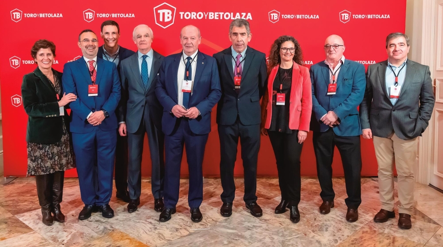 Izq. a dcha.: Amaia Sarasola, jefa de División de Marketing y Comercial de la Autoridad Portuaria de Bilbao; Gorka Zabala, director general de Consignaciones Toro y Betolaza; Andima Ormaetxe, director de Operaciones, Comercial, Logística y Estrategia de la AP de Bilbao; Gabriel del Toro Astobiza, presidente del Grupo Toro y Betolaza; Ricardo Barkala, presidente de la AP de Bilbao; Gerardo Toro, presidente de Consignaciones Toro y Betolaza; Patricia Betolaza, consejera de Consignaciones Toro y Betolaza; Carlos Rodríguez, CEO de Consignaciones Toro y Betolaza; Juan Carlos Verdeal, secretario general de la AP de Bilbao.