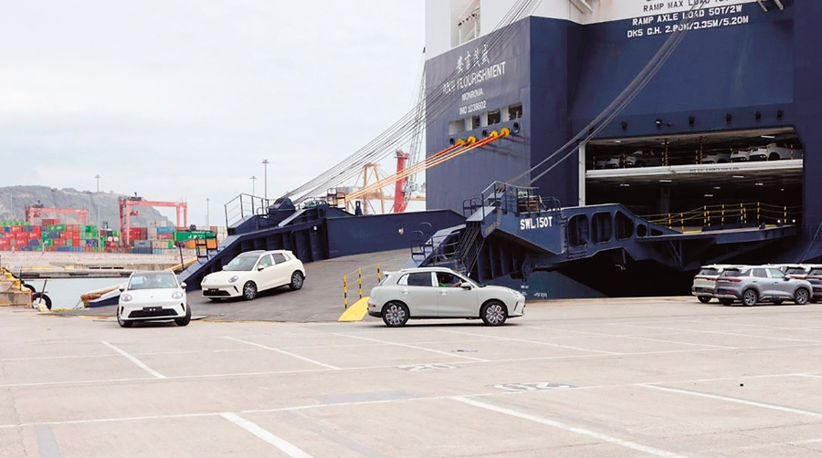 Operativa de descarga de vehículos del fabricante chino GWM en el Port de Barcelona.