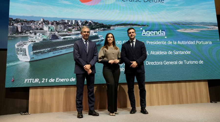 De izquierda a derecha: Díaz, Saiz y Arias antes de la presentación de Santander Cruise Deluxe en FITUR 2026.