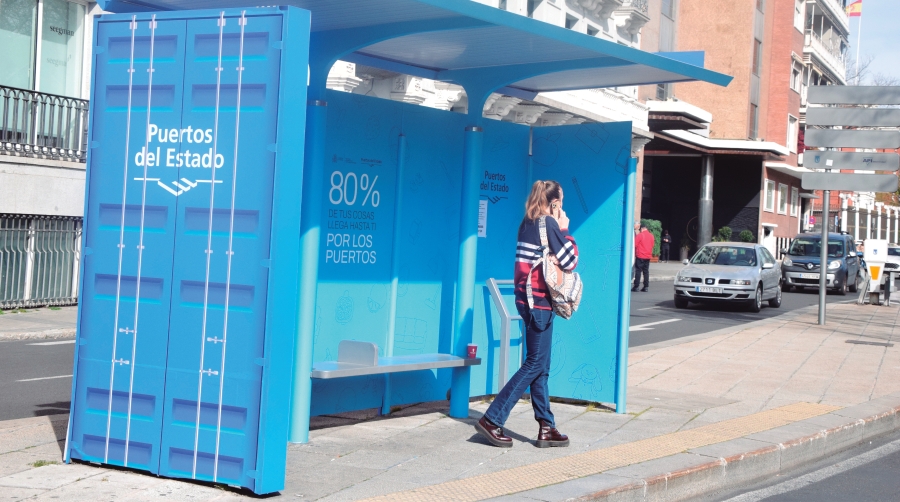 Detalle de una de las marquesinas de transporte público que forman parte de la campaña en Madrid de Puertos del Estado. Foto M.C.