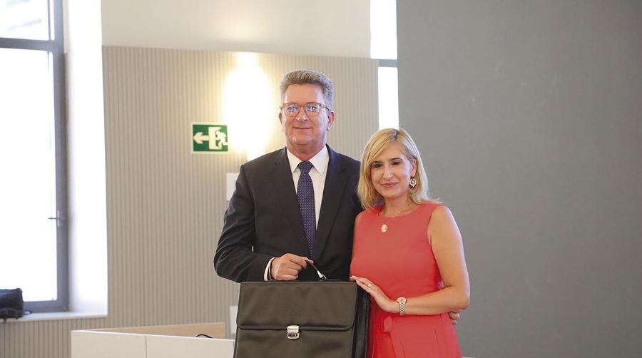 Vicente Martínez Mus junto a su predecesora, Salomé Pradas, en el traspaso de carteras.