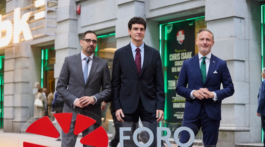 Iván Grande, director del Aeropuerto de Bilbao; Unai Rementeria, presidente de BBK Fundazioa; Iván Jiménez, presidente de la Autoridad Portuaria de Bilbao.