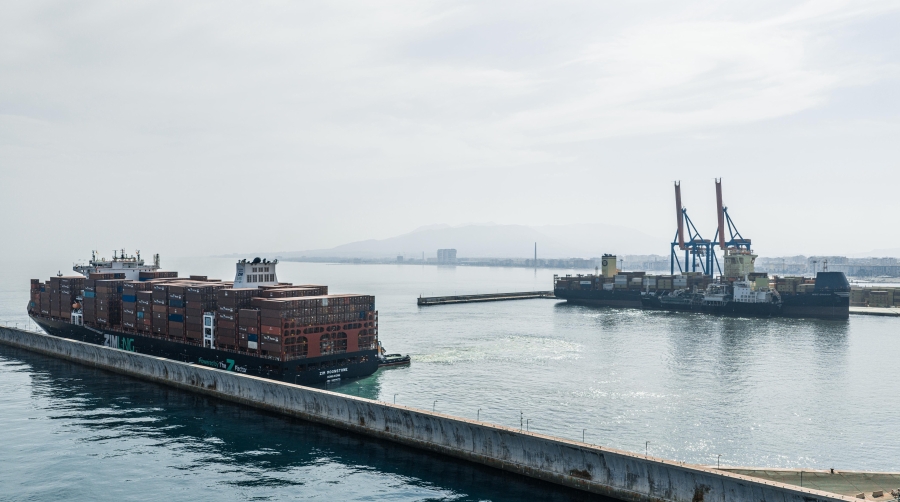 Por un lado, un buque de la naviera MSC recibió el suministro de GNL por parte de la empresa Shell y de forma simultánea, un buque de la naviera ZIM atracó en el Muelle de Levante para una escala exclusiva de repostaje.