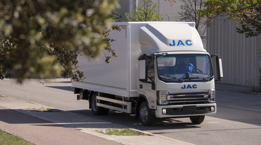 JAC cumple cuatro años de presencia en España y se consolida como una de las marcas líderes en el segmento de vehículos industriales 100% eléctricos.