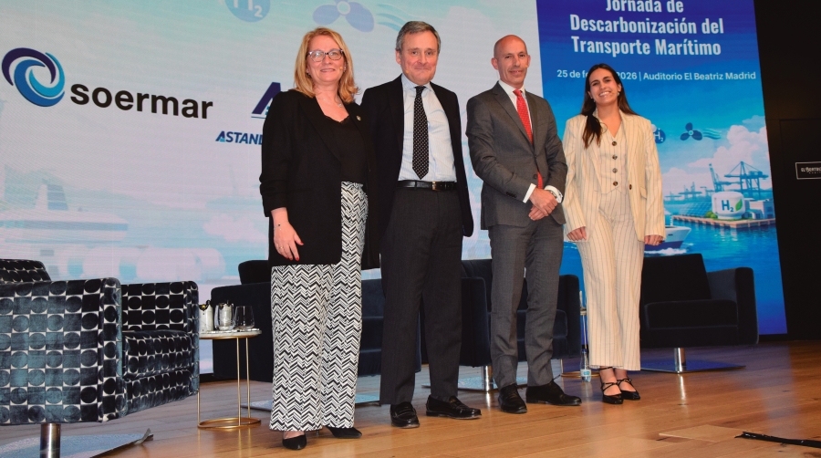Eva Mª Novoa, directora General de Soermar; Fernando Marcos, director comercial de Everllence; Alejandro Benito, director ejecutivo marino de Finanzauto-Mak; y Carmen Armada, comercial de Biocombustibles en Moeve. A la derecha, participantes en la jornada. Foto M.C.