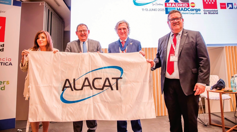 Acto de entrega de la bandera del Congreso ALACAT a los organizadores del XLI Congreso 2026.