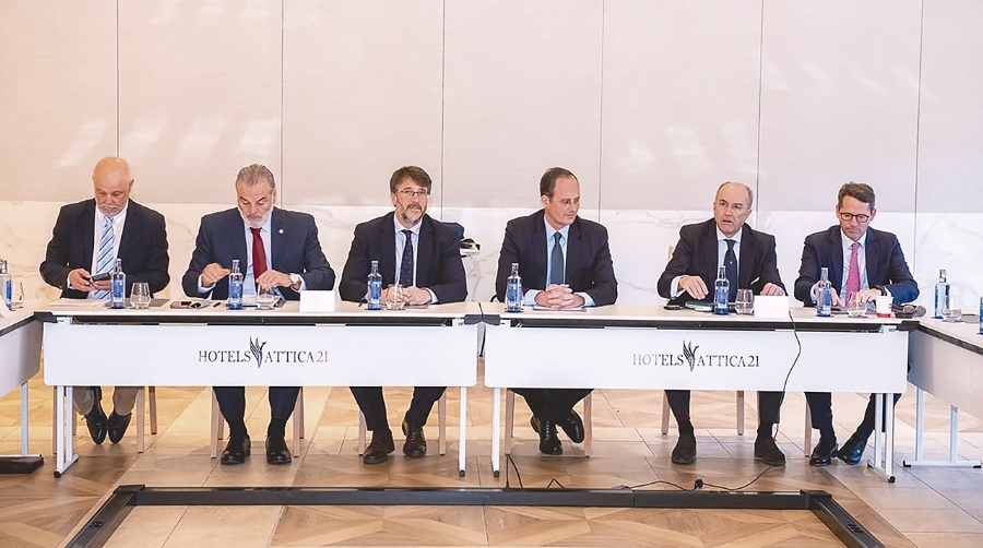 Rubén Marín (director de la AP de Vigo) y Carlos Botana (presidente del Puerto de Vigo), en el centro de la imagen, acudieron a la Asamblea General de la AEEA.