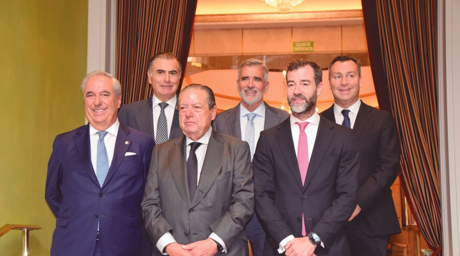 Juan Riva, vicepresidente de ANAVE; Alejandro Aznar, presidente de la Comisión de Buques Tanque; Adolfo Utor, presidente de la Comisión de Buques operados por fuentes de energía alternativas; Gustavo Santana, presidente de Puertos del Estado; Vicente Boluda, presidente de ANAVE; y Benito Núñez, secretario general de Transportes Marítimo y Aéreo. Foto M.C.
