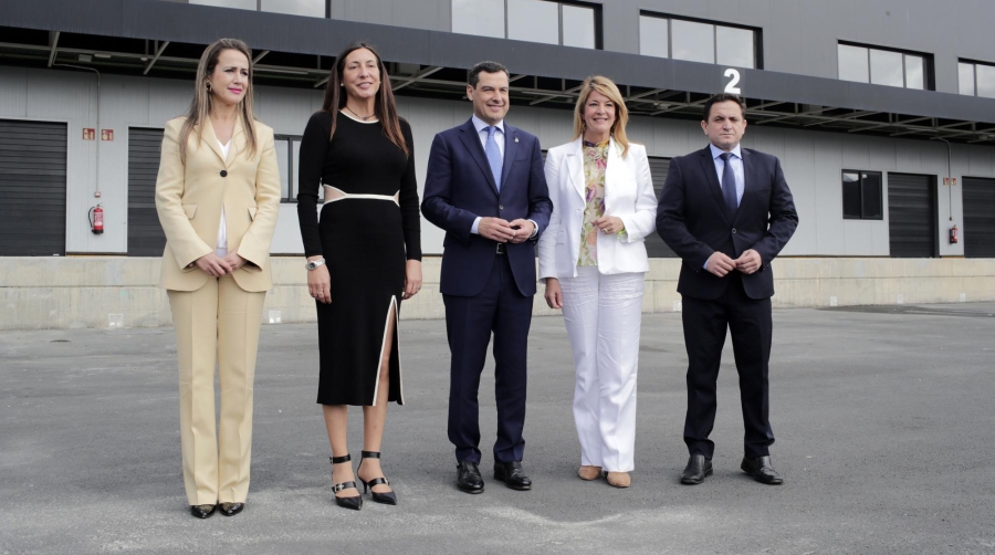 La inauguración de la Ciudad del Marisco ha contado con la presencia del presidente de la Junta de Andalucía, Juanma Moreno, la presidenta del Puerto de Huelva, Pilar Miranda, y el presidente de la Asociación de Exportadores de Pescados y Mariscos, Antonio Gómez.