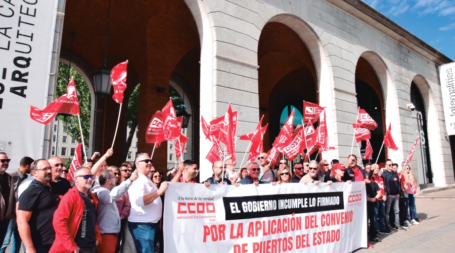 Concentración de hoy en las puertas del Ministerio de Transportes. Foto M.C.