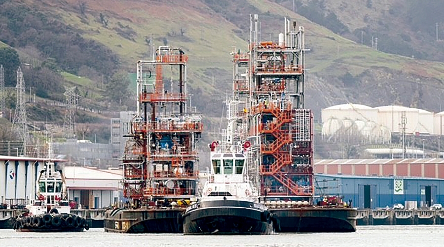 La Diputada General de Bizkaia visita la planta que construye Petronor en el Puerto de Bilbao