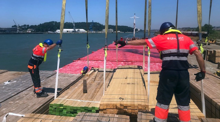 El nuevo servicio inici&oacute; su actividad en mayo con un primer viaje desde Baiona con un cargamento de madera.