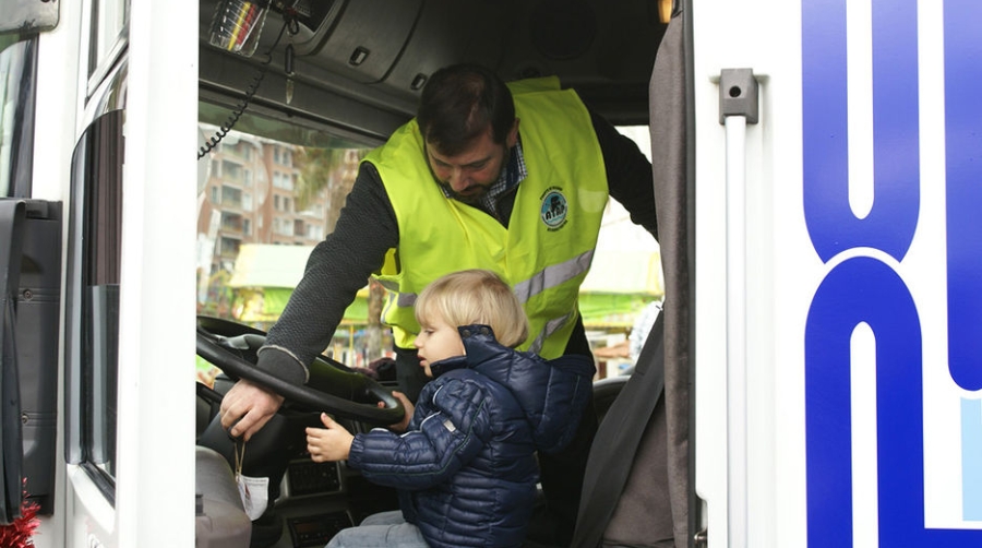 Un centenar de ni&ntilde;os aprenden normas de seguridad vial con el cami&oacute;n &ldquo;Ataptxo&rdquo; en el Puerto de Santurtzi