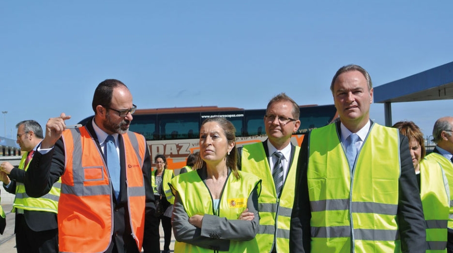 Pastor asiste en el Puerto de Valencia a la cesi&oacute;n de la D&aacute;rsena a la ciudad y visita las instalaciones de Noatum
