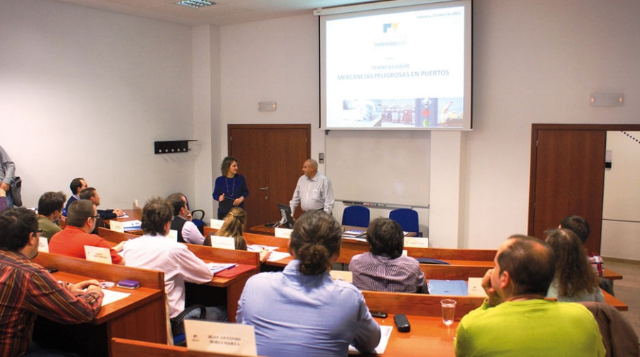 Arranca en la sede de la Fundaci&oacute;n Valenciaport el curso de Tramitaci&oacute;n de las Mercanc&iacute;as Peligrosas