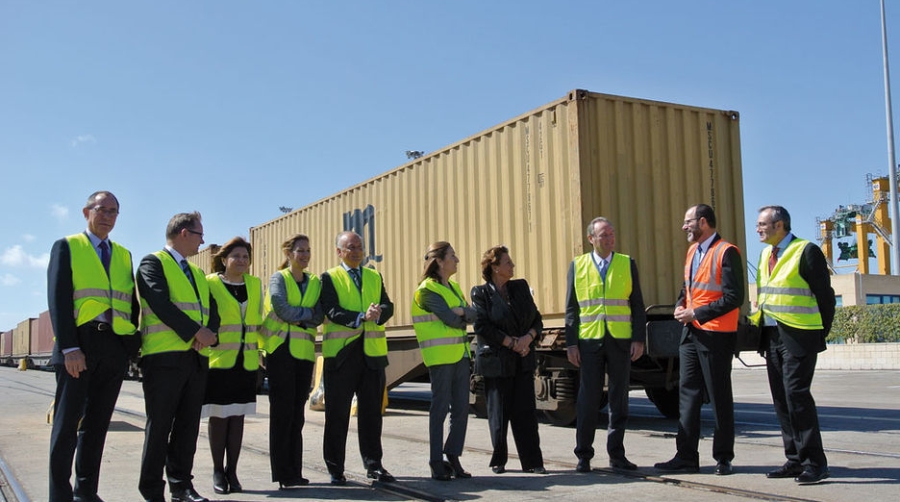 Pastor asiste en el Puerto de Valencia a la cesi&oacute;n de la D&aacute;rsena a la ciudad y visita las instalaciones de Noatum