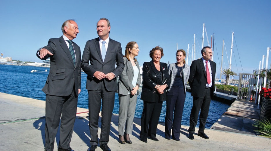 Pastor asiste en el Puerto de Valencia a la cesi&oacute;n de la D&aacute;rsena a la ciudad y visita las instalaciones de Noatum