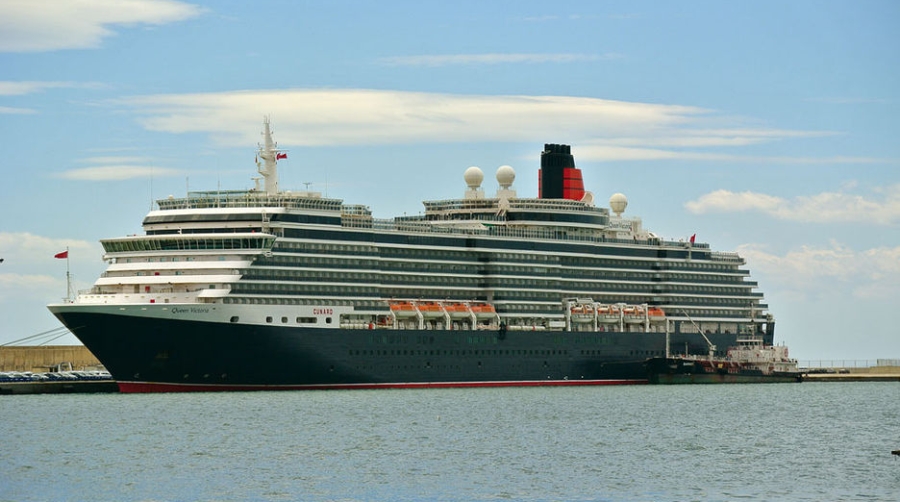 El &quot;Queen Victoria&quot; realiza la primera de sus tres visitas previstas este a&ntilde;o al Puerto de Valencia