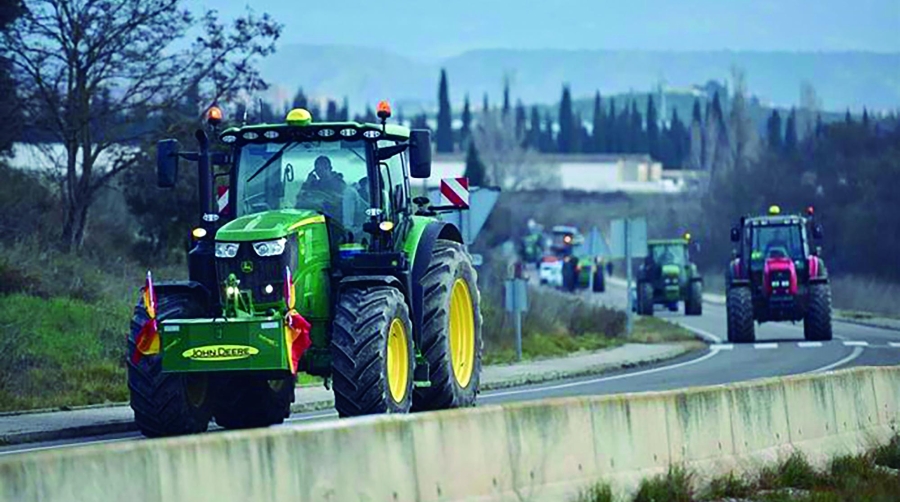 El sector del transporte de mercancías pierde hasta “diez millones de euros diarios” por los cortes de carreteras.