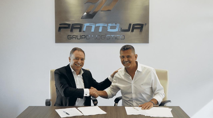 Manuel de la Cruz, director territorial de Banco Santander en Andalucía, y Javier Lafuente, CEO de Pantoja Grupo Logístico, tras la firma del acuerdo de colaboración.