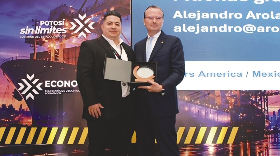 El Clúster Automotriz de San Luis Potosí reconoció el liderazgo de Alejandro Arola (derecha), presidente de Grupo Arola y de IFAEO, en comercio exterior y seguridad de la cadena logística.