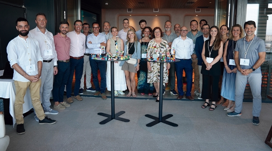 Durante el encuentro se realizó una dinámica de juego basada en piezas de Lego, un formato diferente que permitió explorar nuevas maneras de colaborar, repensar retos y construir, literalmente, posibles soluciones.