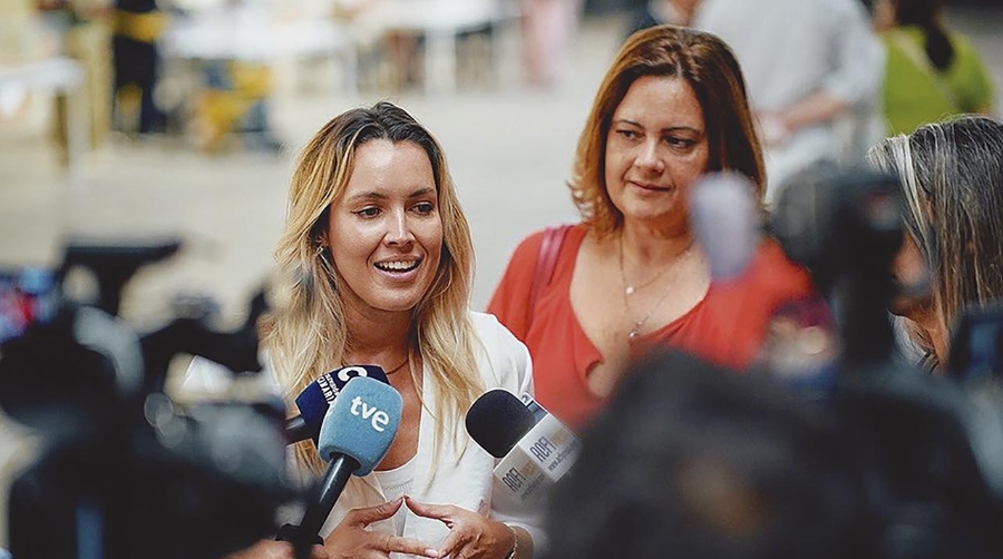 María Fernández (en primer plano) fue diputada nacional en el Congreso de los Diputados durante la XIV legislatura, donde actuó como portavoz de la Comisión de Transportes, Movilidad y Agenda Urbana.