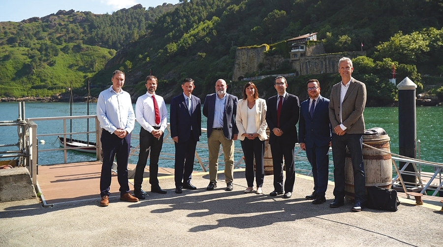 Santiago Bardal, CEO Balenciaga Shipvard; Joseba Hierro, directo de generadores y motores de Ingeteam; Iñaki Arbulu, CEO Grupo Arbulu; Ignacio Pantojo, jefe de equipo eólico marina flotante Iberdrola; Sarai Blanc, directora del Foro Marítimo Vasco; Alberto Ruiz, director general de programas industriales del Gobierno de España; Darío Bazargan, Comisión Europea; y, Garikoitz Telleria, CEO Lasai Solar Electric Boats.