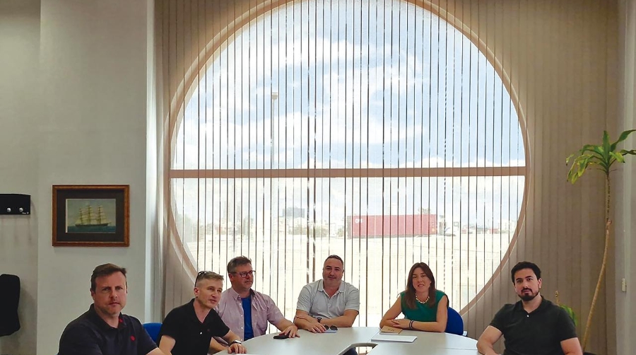 Un momento del encuentro entre representantes sindicales y Elena Delgado, Capitana Marítima de Valencia.