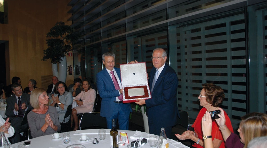 La sociedad castellonense reconoce la trayectoria profesional de Juan Jos&eacute; Monzon&iacute;s