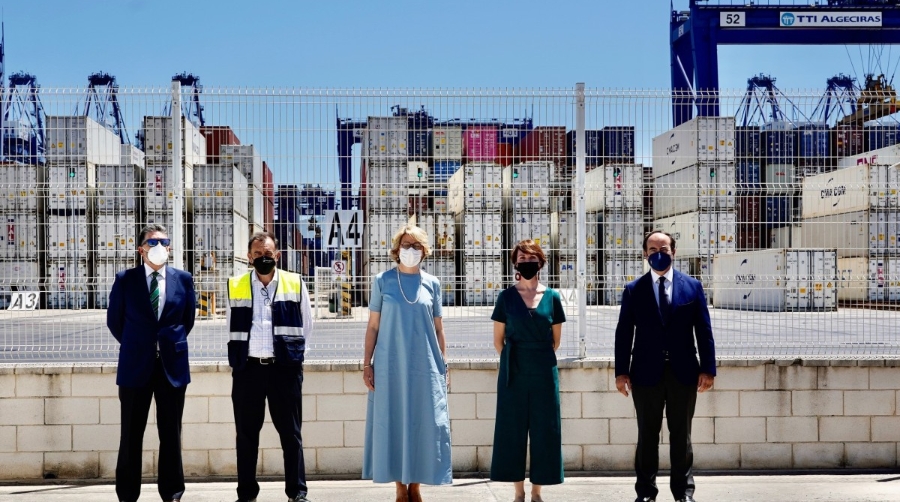 La secretaria general de ESPO entrega el premio a la AP de Algeciras