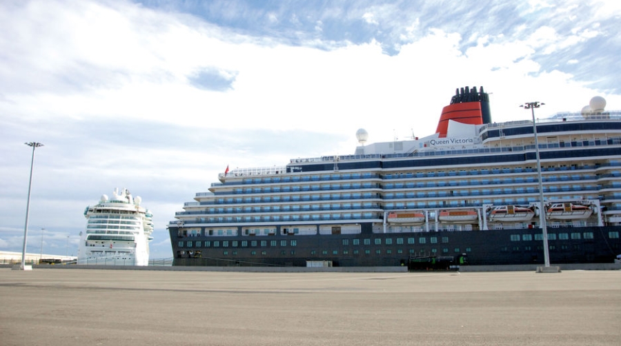 El Muelle de Cruceros del Puerto de Valencia acoge por primera vez la escala de dos buque