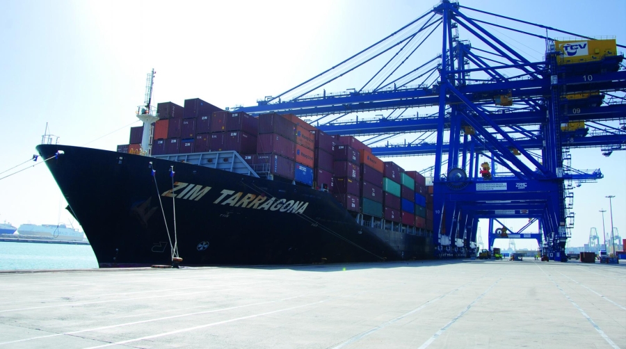 Uno de los buques de la naviera suiza durante una escala en el Puerto de Valencia.