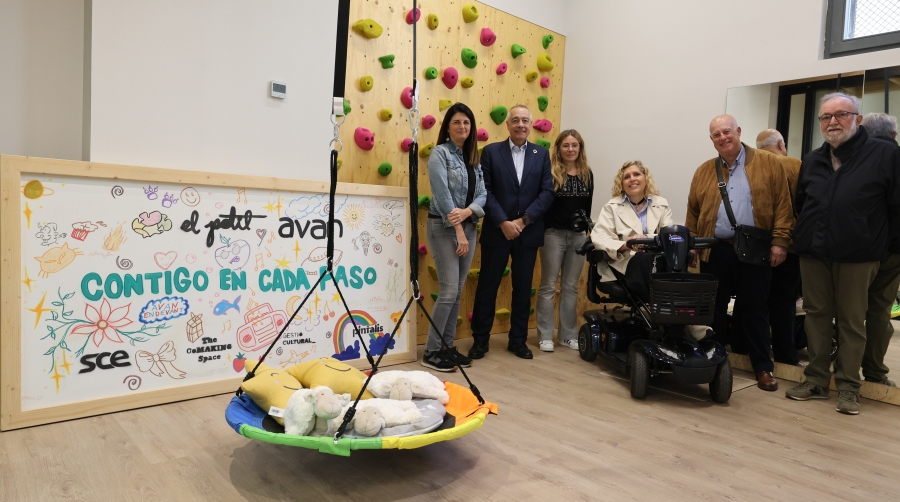 El delegado especial del Estado en el Consorci de la Zona Franca de Barcelona (CZFB), Pere Navarro, ha visitado hoy el nuevo centro de la Fundación AVAN en Terrassa.