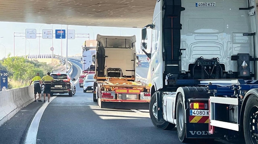 Desbloqueada la entrada de la V-30 al puerto de Valencia