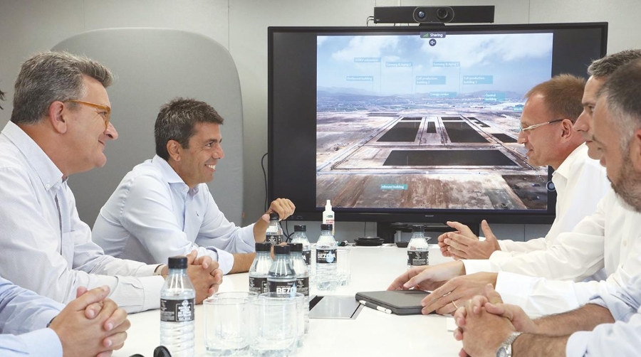 Vicente Martínez Mus y Carlos Mazón (a la izquierda), han visitado las obras de la gigafactoría de Volkswagen en Parc Sagunt.