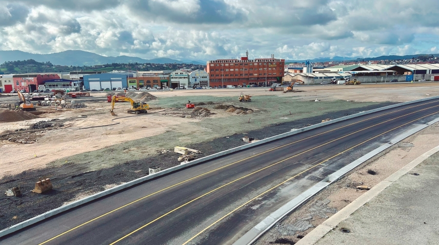 Los trabajos, que avanzan según lo previsto, suponen una inversión de 4,7 millones de euros y han permitido poner en servicio el nuevo vial perimetral, así como la glorieta de enlace.